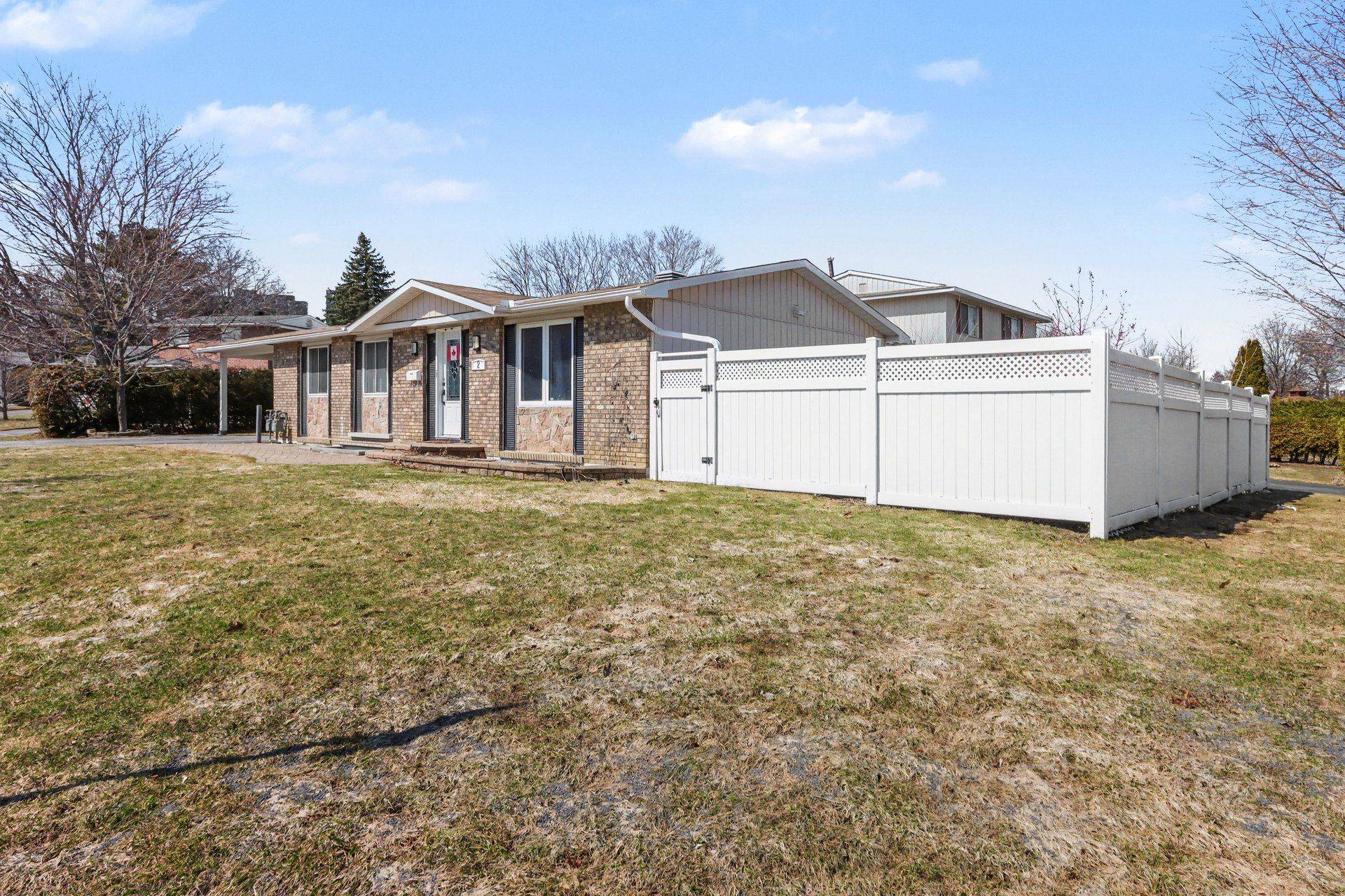 2 Folkstone CT, Elmvale Acres And Area, ON K1B 4J9