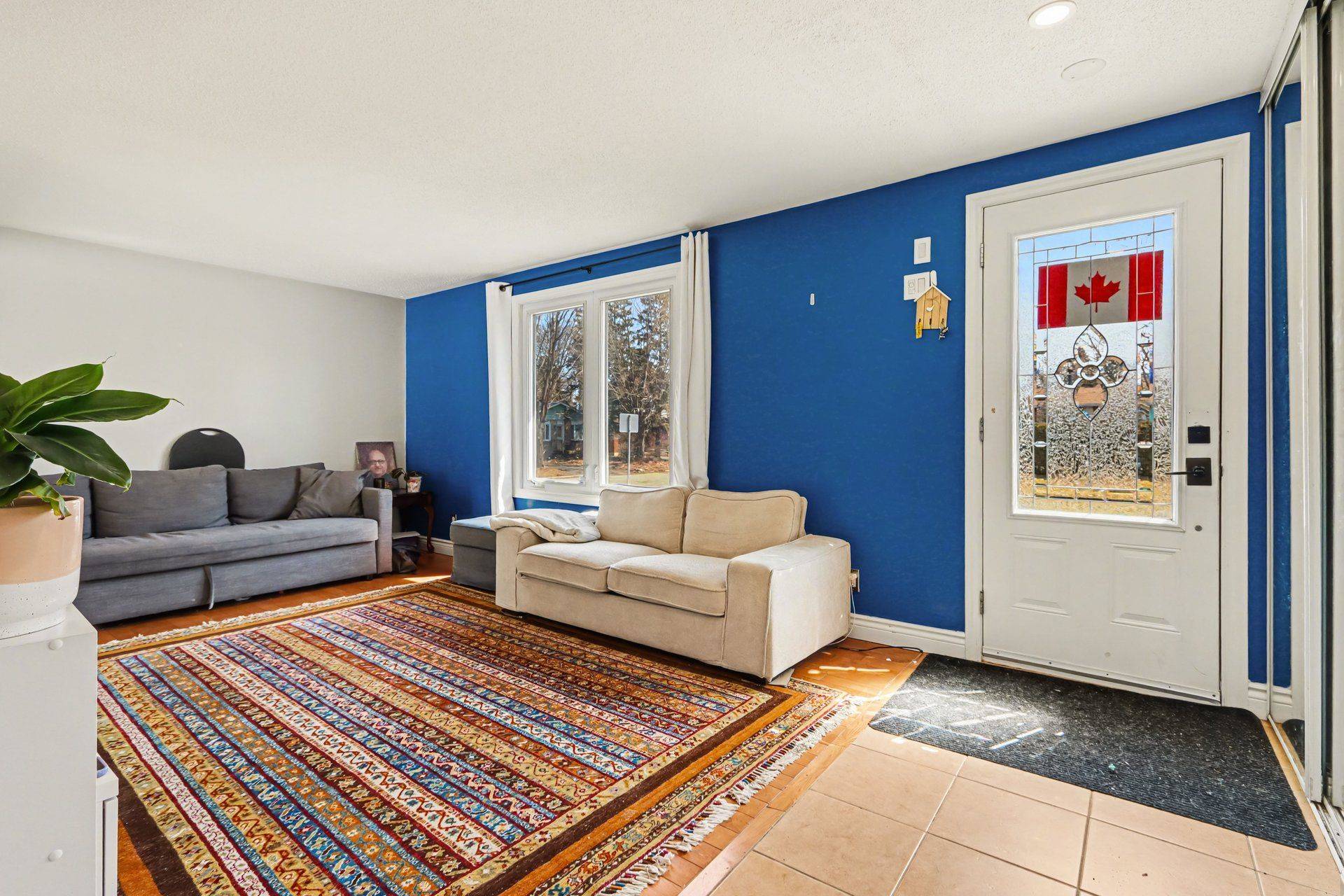 2 Folkstone CT, Elmvale Acres And Area, ON K1B 4J9