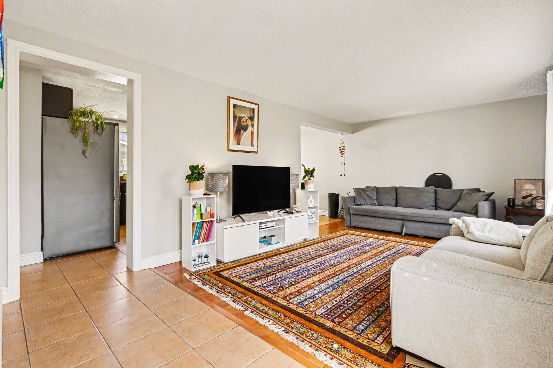 2 Folkstone CT, Elmvale Acres And Area, ON K1B 4J9