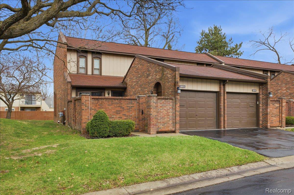 1097 Kirts Blvd #A, Troy, MI 48084