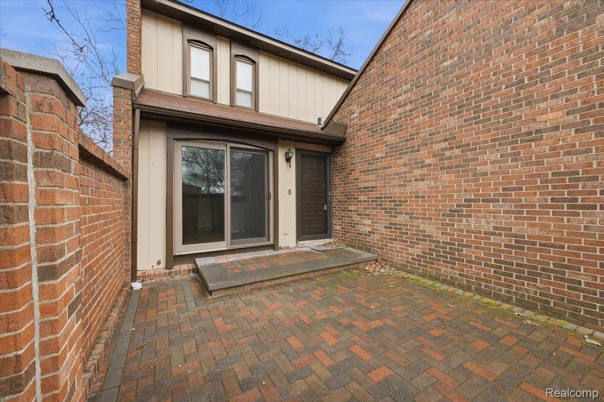 1097 Kirts Blvd #A, Troy, MI 48084