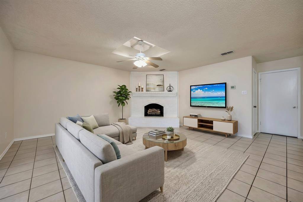 821 Timberoaks Drive, Azle, TX 76020