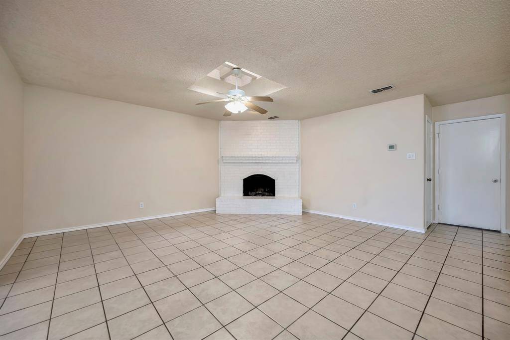 821 Timberoaks Drive, Azle, TX 76020