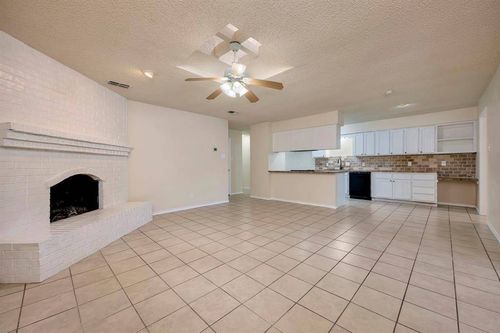 821 Timberoaks Drive, Azle, TX 76020