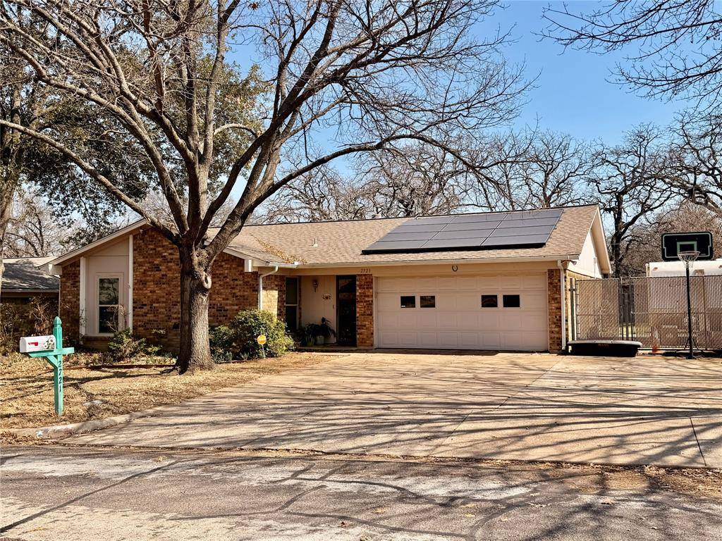 2721 Lucas Drive, Arlington, TX 76015