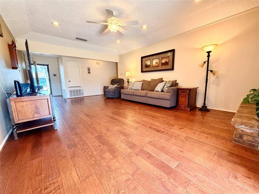 2721 Lucas Drive, Arlington, TX 76015