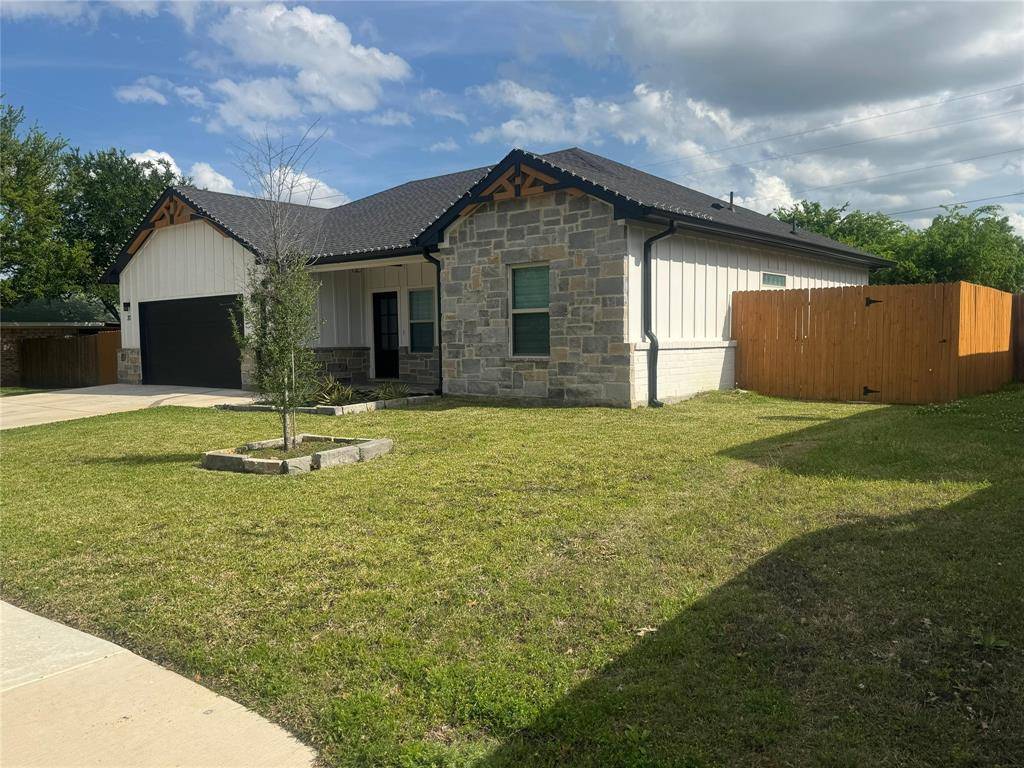 317 Lakeview Drive, Alvarado, TX 76009