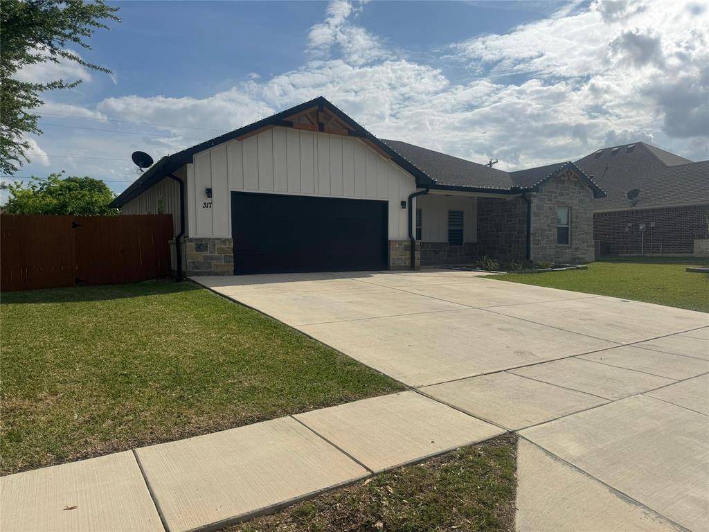 317 Lakeview Drive, Alvarado, TX 76009