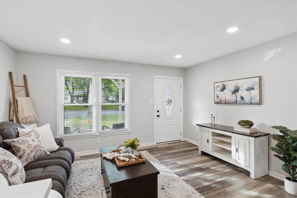 112 Murphy Road NE, Burleson, TX 76028