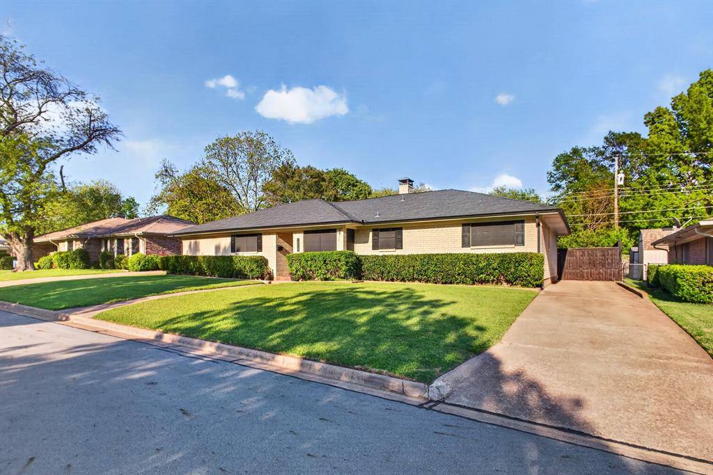 1907 Wes Hardin Circle, Bonham, TX 75418