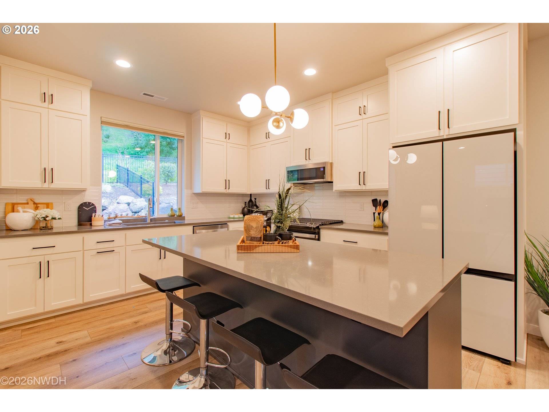 133 SHELTON MCMURPHEY BLVD, Eugene, OR 97401