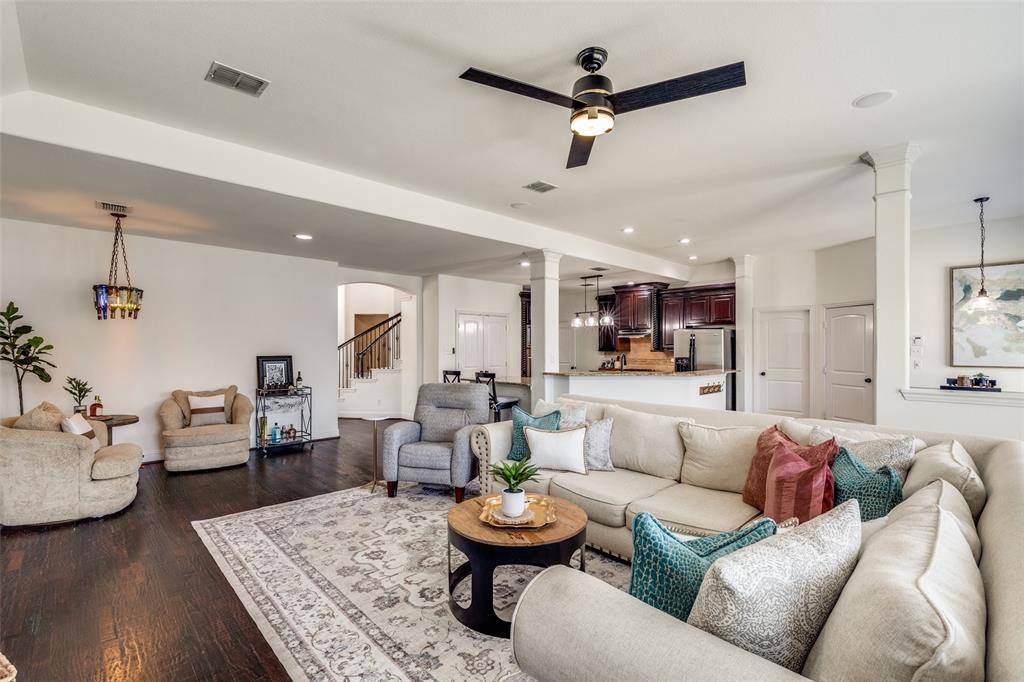 400 S Hampton Court, Lewisville, TX 75056