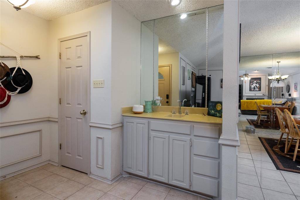 215 Mountainview Drive, Hurst, TX 76054