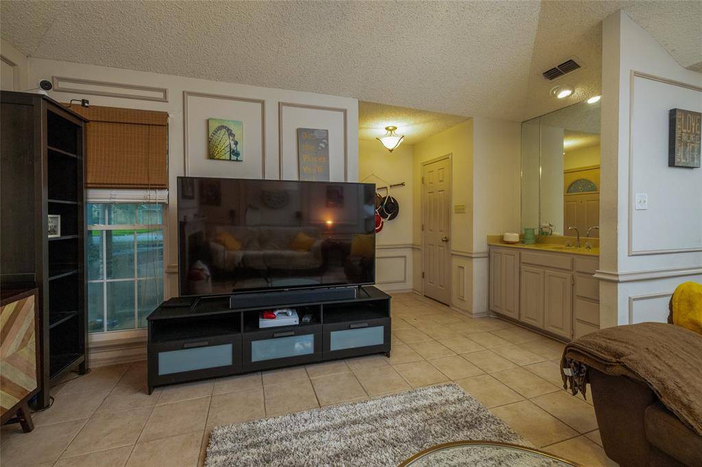 215 Mountainview Drive, Hurst, TX 76054