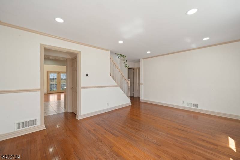 22 Cottage Ln, Clifton City, NJ 07012