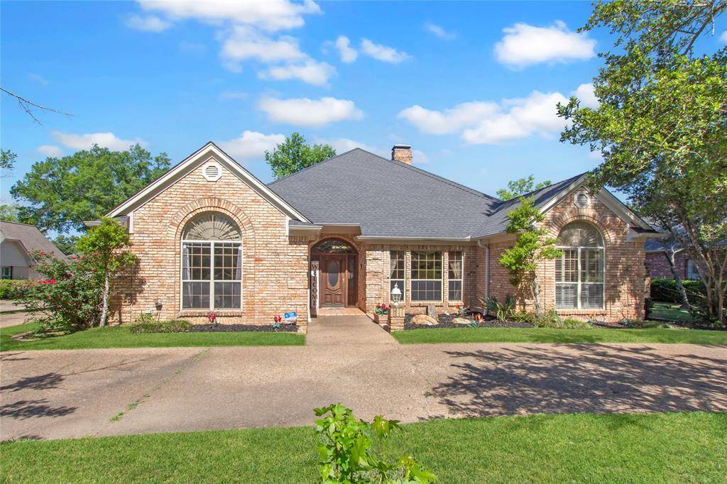 6609 Hollytree Circle, Tyler, TX 75703