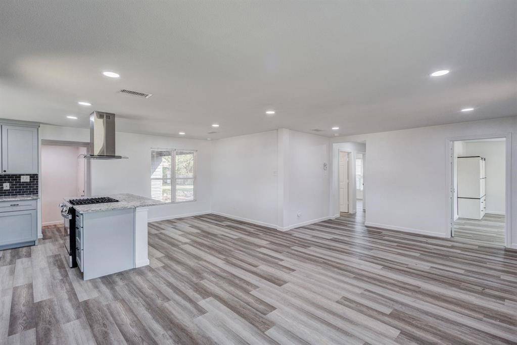 322 NE 29TH Street, Grand Prairie, TX 75050