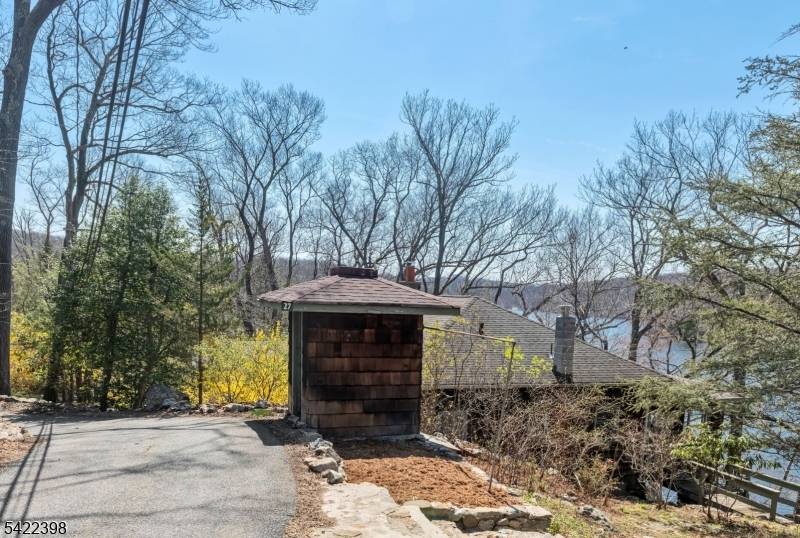 27 Middle Road, Bloomingdale Boro, NJ 07403