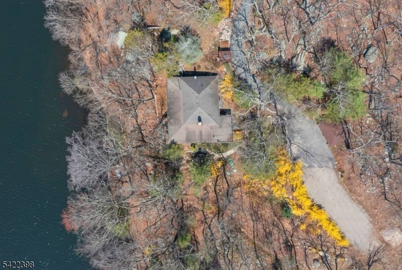 27 Middle Road, Bloomingdale Boro, NJ 07403