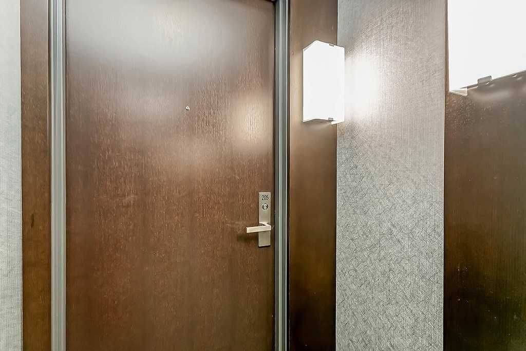 55 Speers RD #205, Oakville, ON L6K 3R6