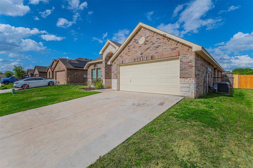 414 Lucky Landing Drive, Wilmer, TX 75172