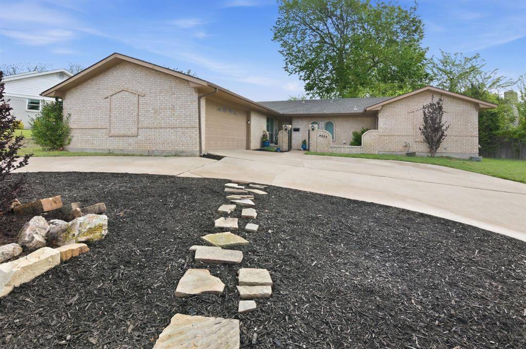 4225 Dawn Drive, Benbrook, TX 76116