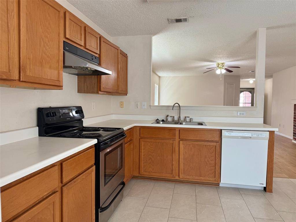 932 White Dove Drive, Arlington, TX 76017