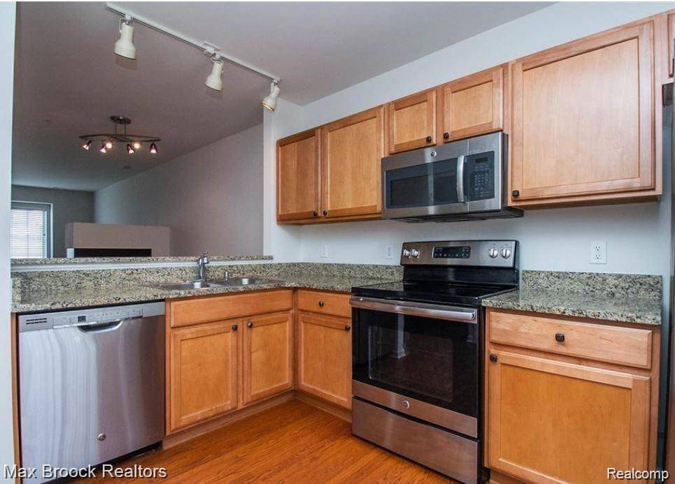 1404 RALIEGH PL, Troy, MI 48084