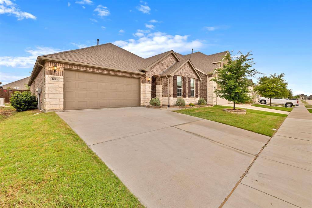 1016 Pinnacle Breeze Drive, Fort Worth, TX 76052