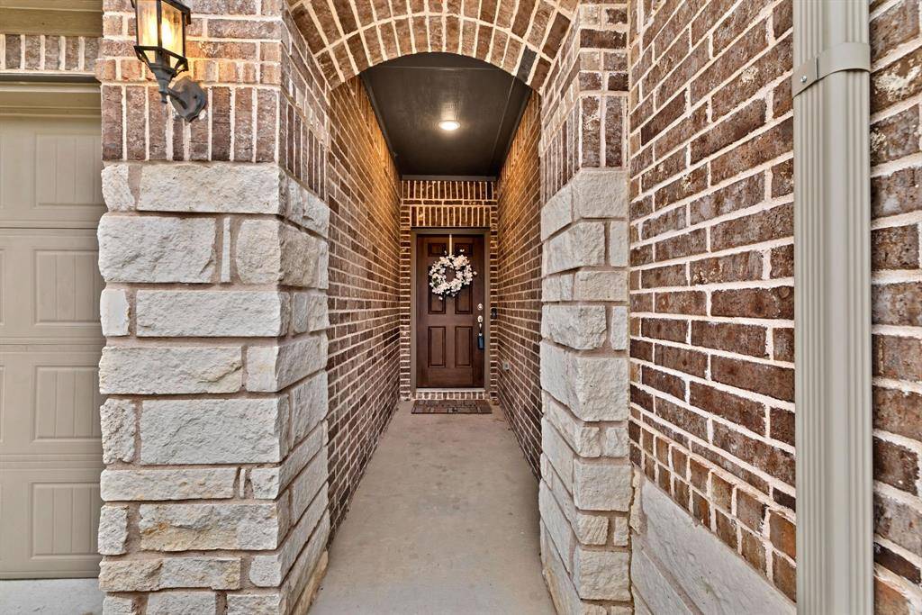 1016 Pinnacle Breeze Drive, Fort Worth, TX 76052