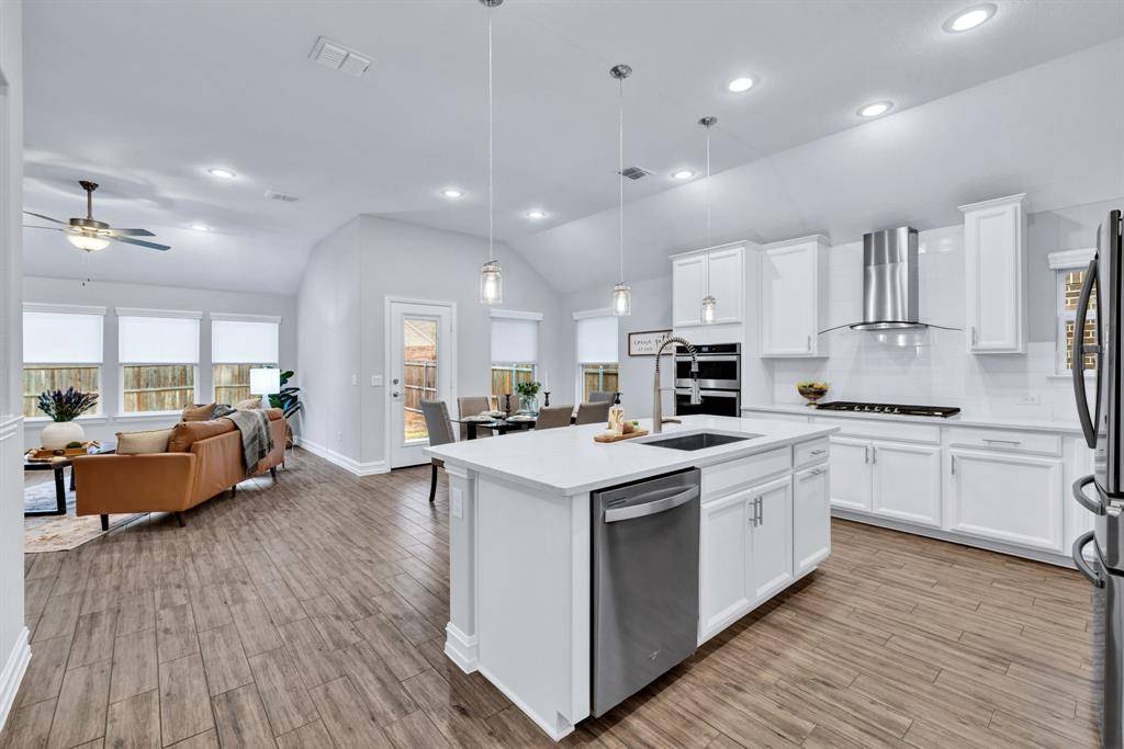 1016 Pinnacle Breeze Drive, Fort Worth, TX 76052