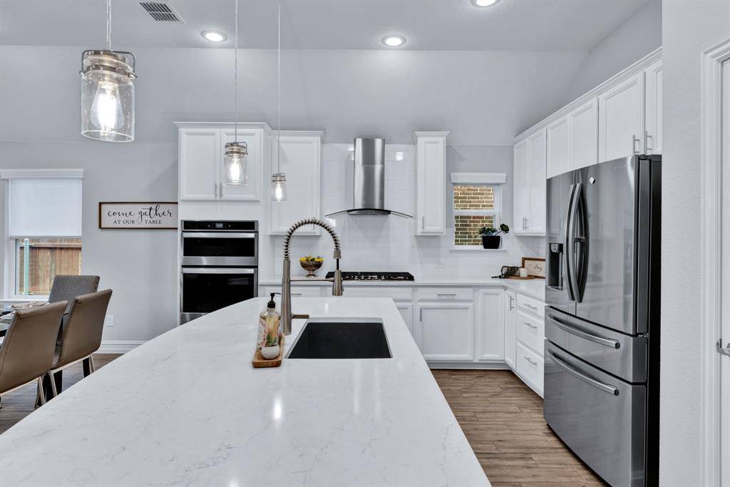 1016 Pinnacle Breeze Drive, Fort Worth, TX 76052