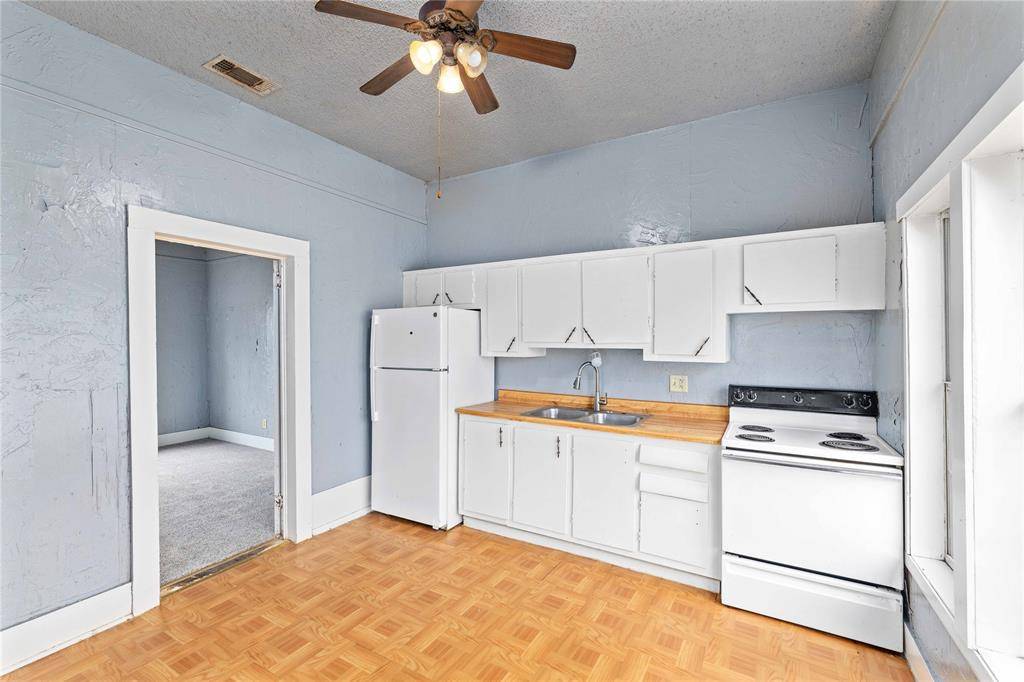 102 E Fitzgerald Street, Bangs, TX 76823