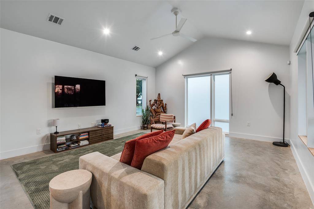 1021 Nomas Street, Dallas, TX 75212