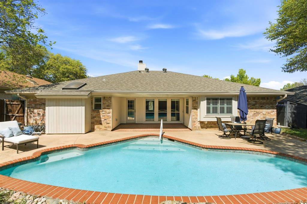 1704 Saxon Drive, Bedford, TX 76021