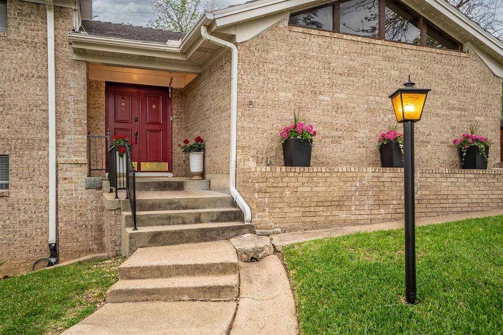 632 Caduceus Court, Hurst, TX 76053