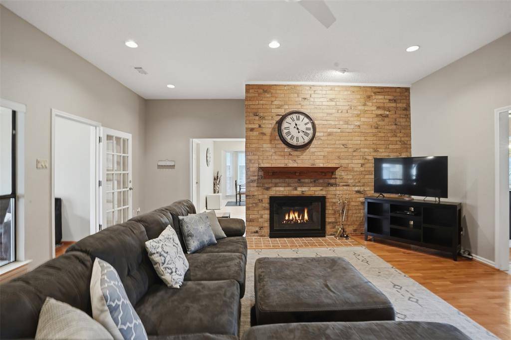 411 Whispering Hills Drive, Duncanville, TX 75137