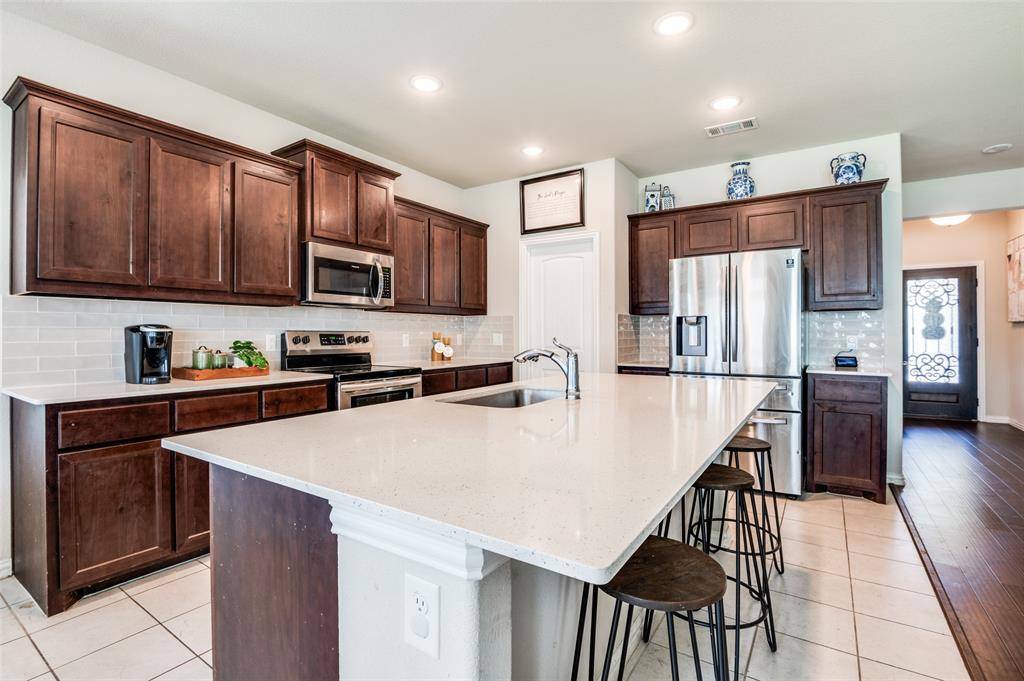 801 Woodcrest Drive, Ennis, TX 75119