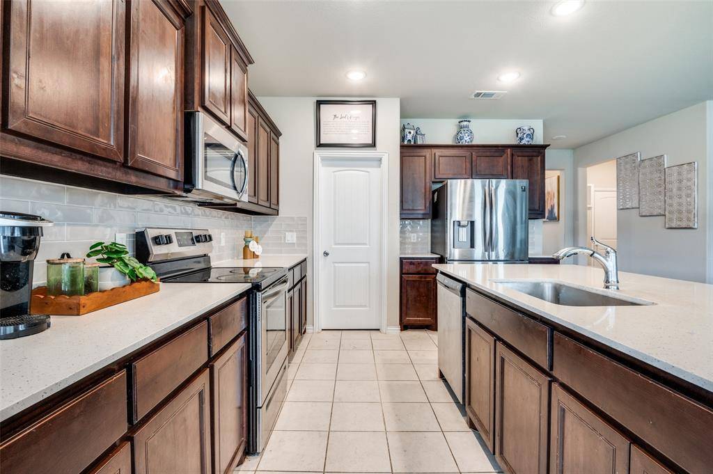 801 Woodcrest Drive, Ennis, TX 75119