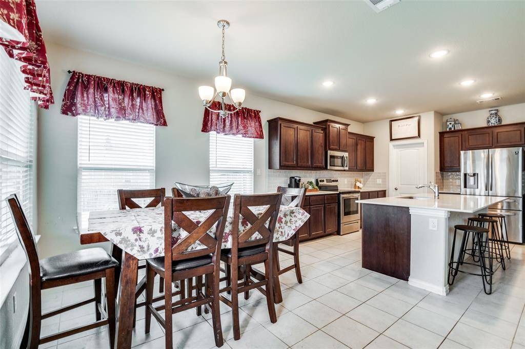 801 Woodcrest Drive, Ennis, TX 75119