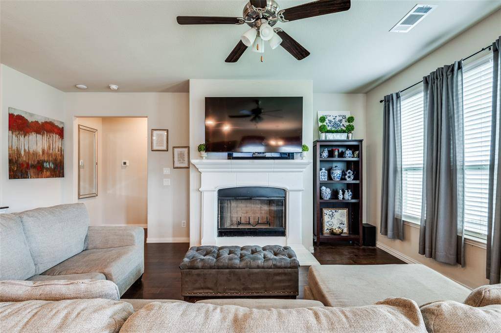 801 Woodcrest Drive, Ennis, TX 75119