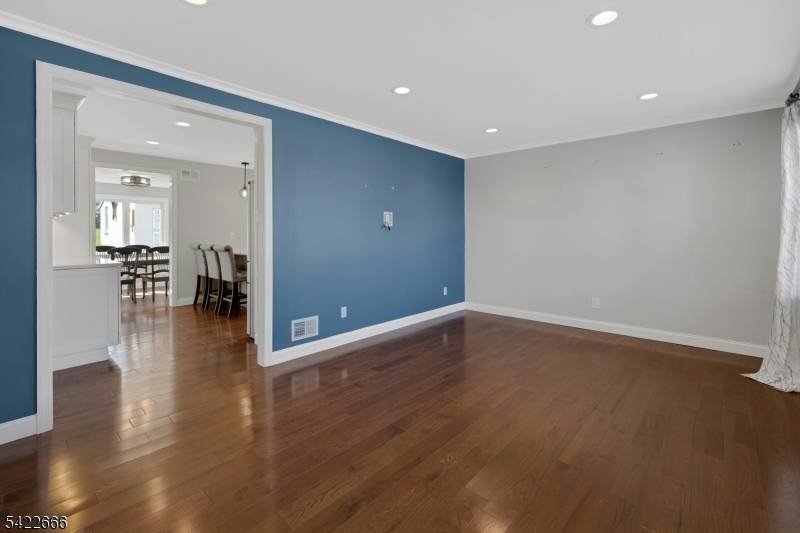 76 Farmingdale Ave, Bloomfield Twp., NJ 07003