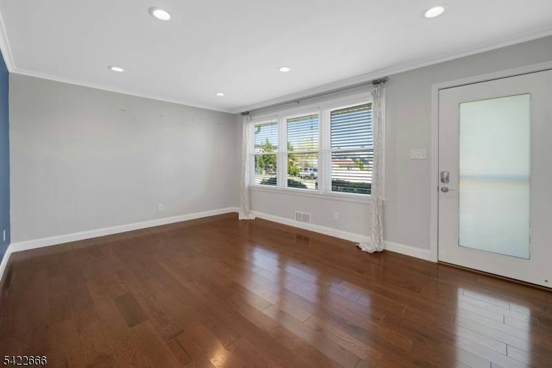 76 Farmingdale Ave, Bloomfield Twp., NJ 07003