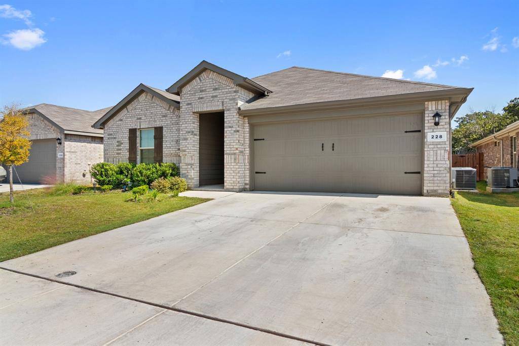 228 Abingdon Street, Azle, TX 76020
