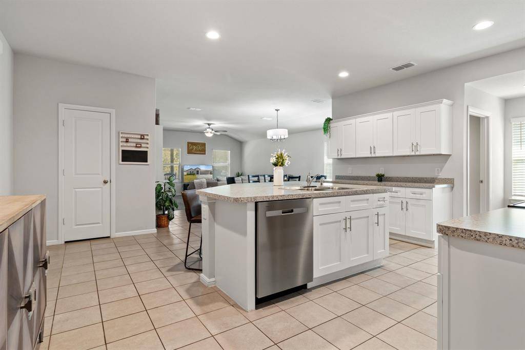 228 Abingdon Street, Azle, TX 76020