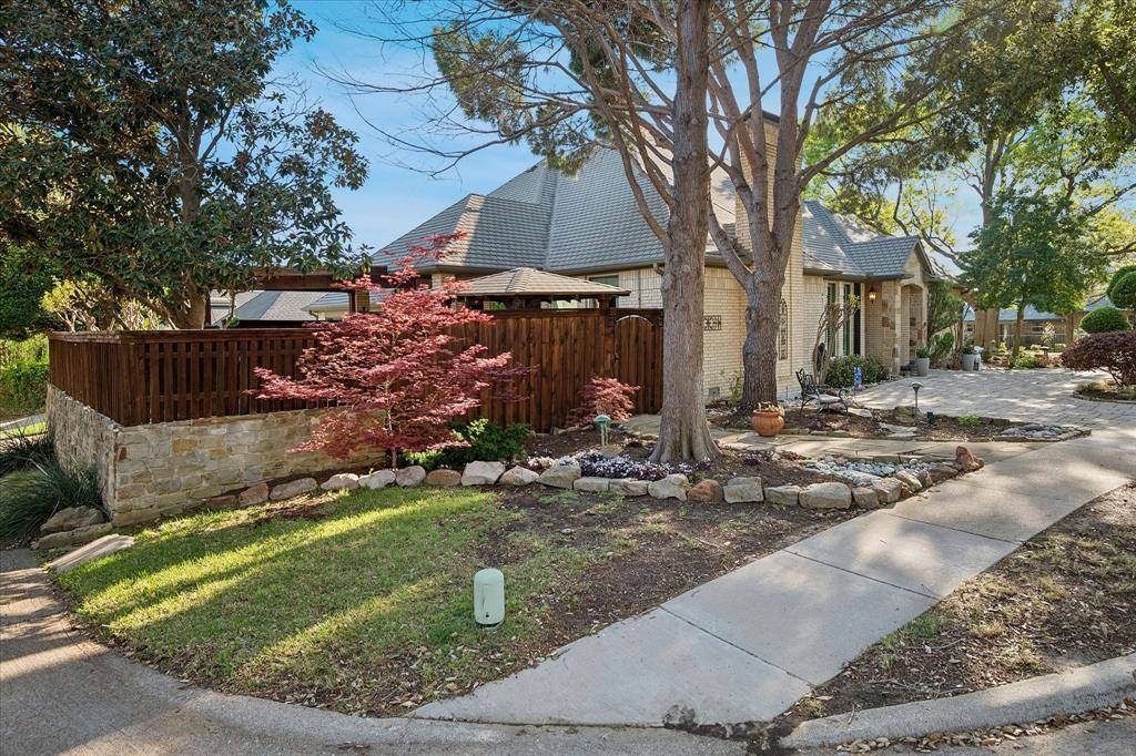 2448 Clearspring Drive N, Irving, TX 75063