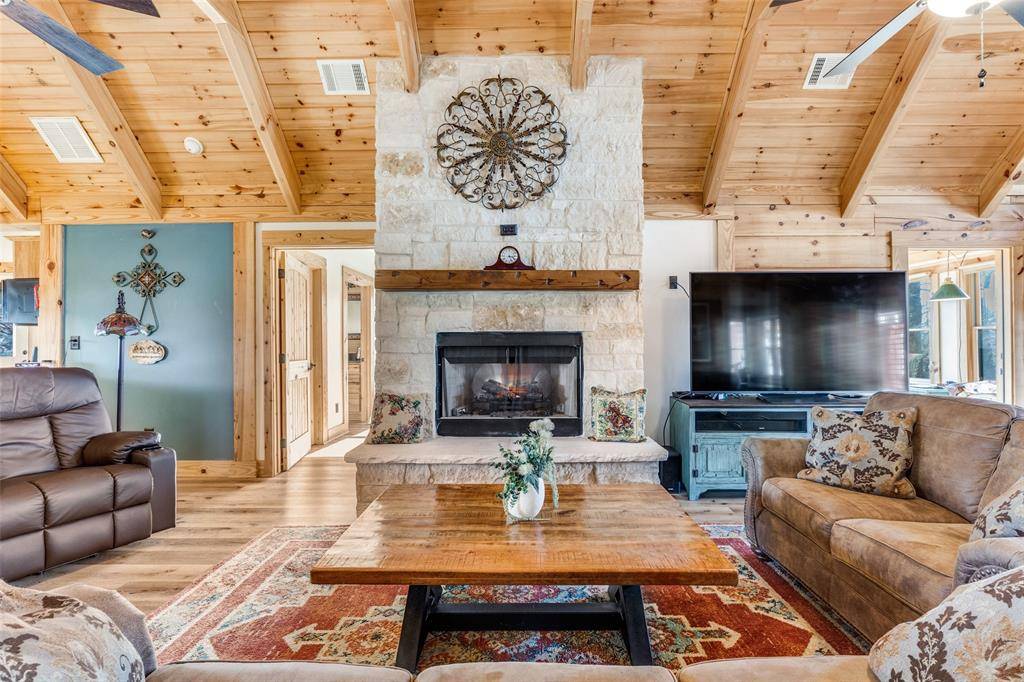 424 Inwood Road, Azle, TX 76020