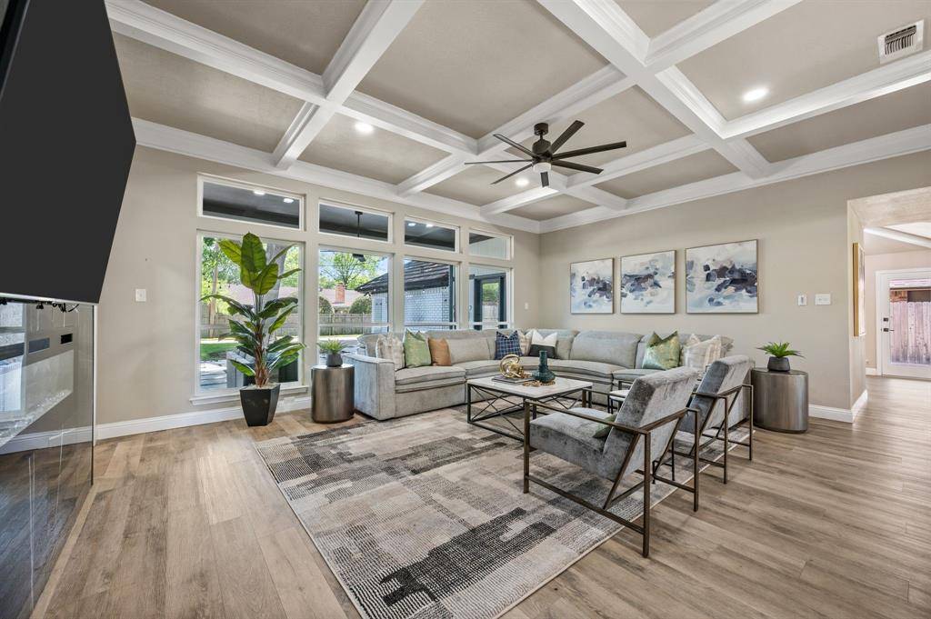 621 Evergreen Drive, Hurst, TX 76054