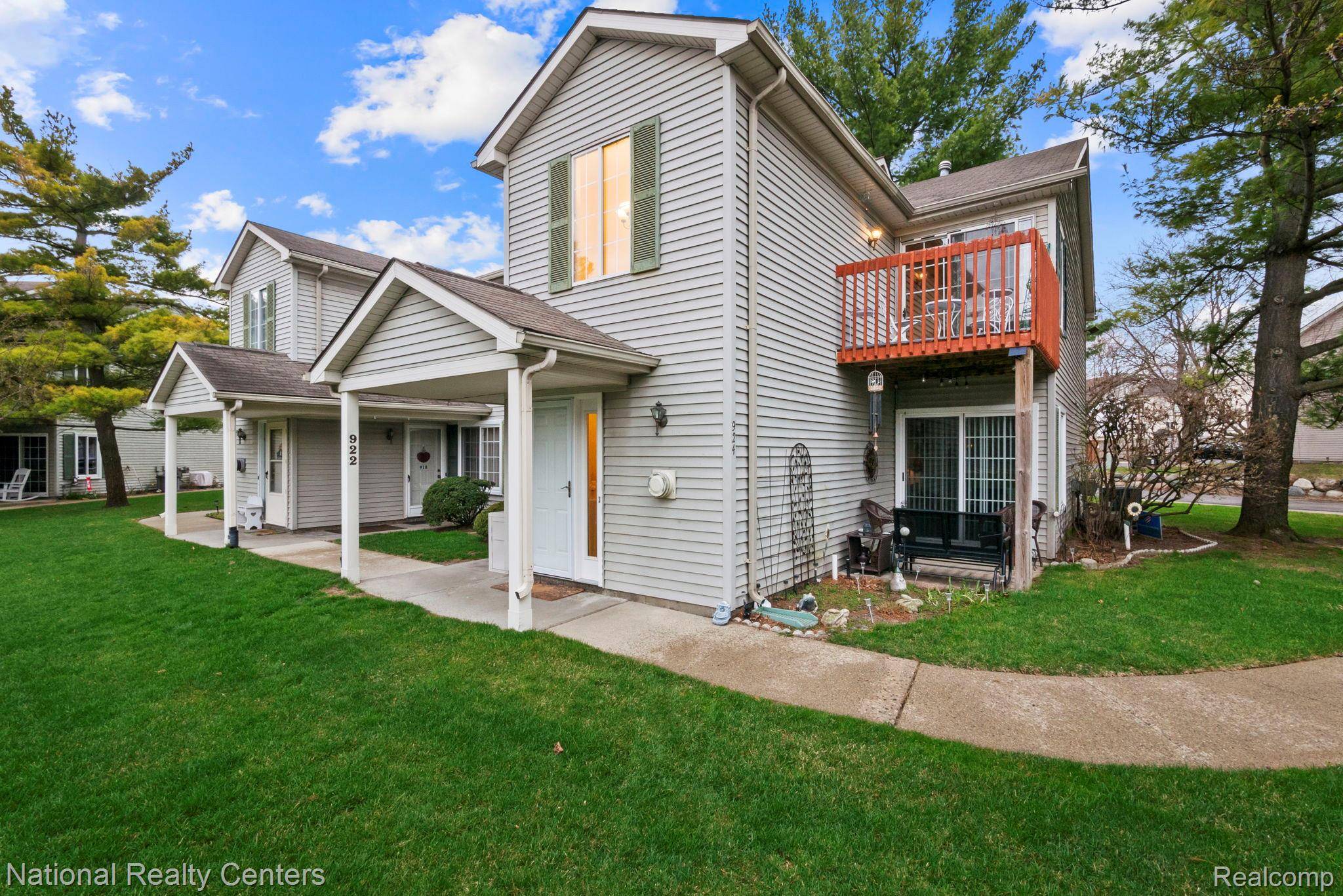 924 Saybrook DR, Waterford Charter Township, MI 48327