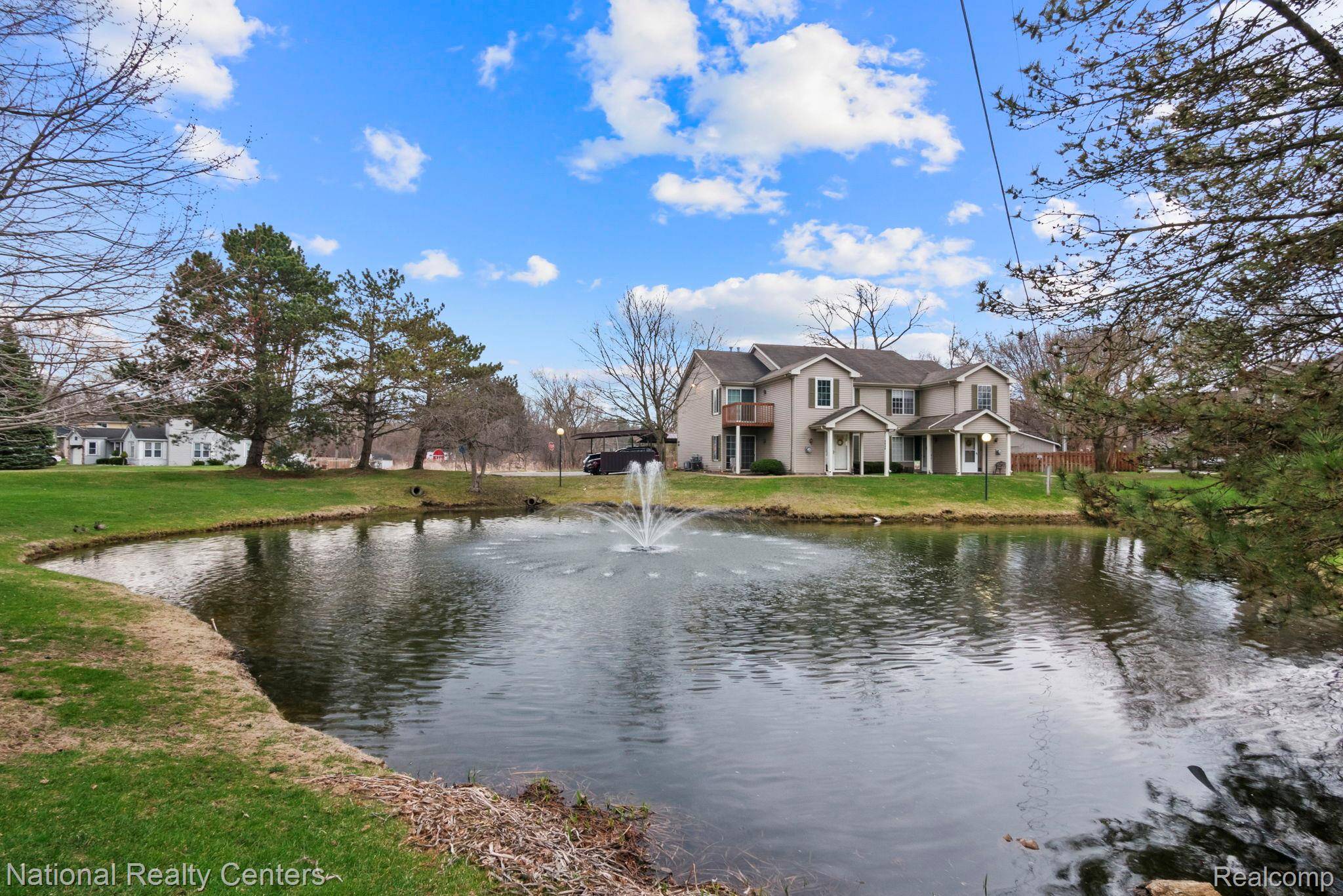 924 Saybrook DR, Waterford Charter Township, MI 48327